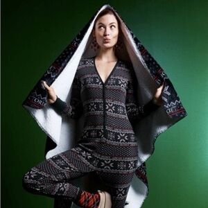 Victoria’s Secret Sherpa Blanket 50” x 60” (Fair Isle pattern)